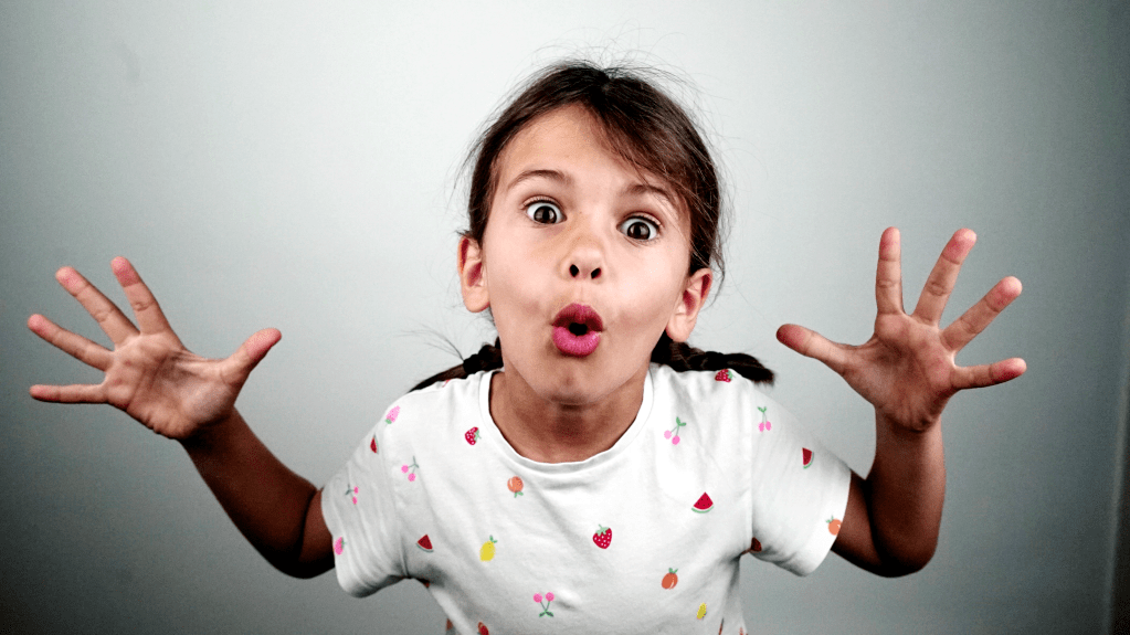 La foto muestra a Noa haciendo una cara graciosa